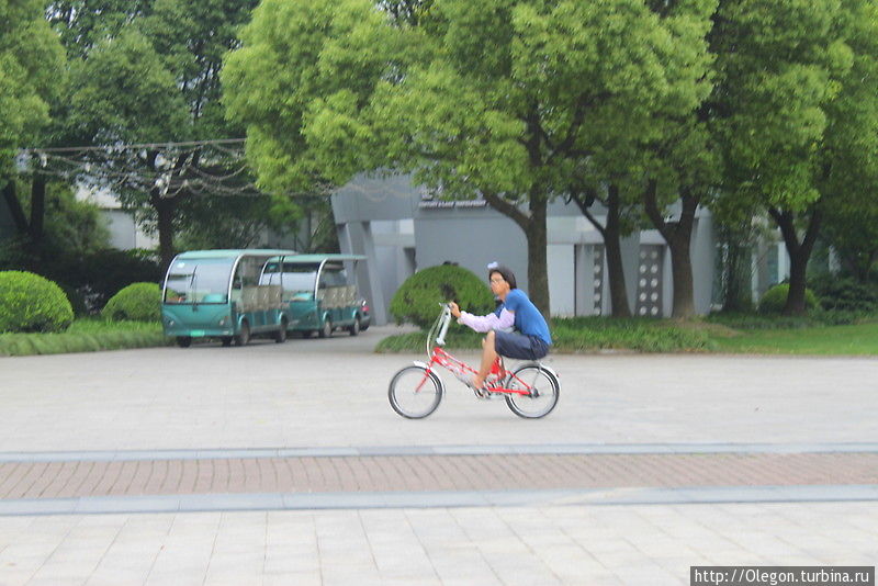 Можно прокатиться по парку на великах, возьмите их напрокат Шанхай, Китай