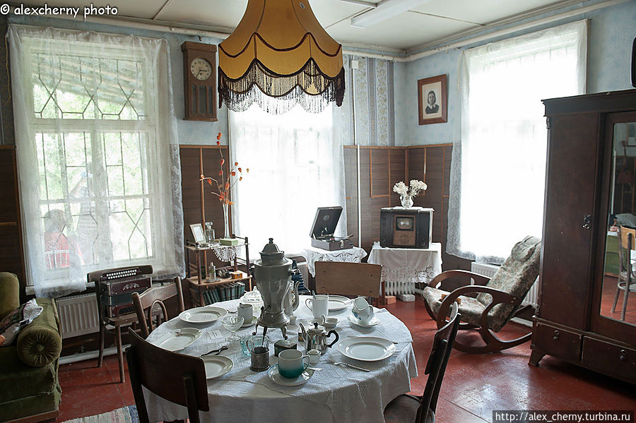 Чаепития за круглым столом под абажуром Чаепития за круглым столом под абажуром