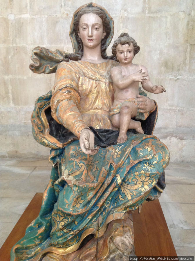 Дева Мария в Цистерианском Монастыре Санта-Мария де Алкобаса. Алкобаса, Португалия