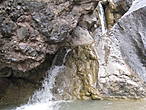 В глубине каньона река представляет собой мощный каскад из небольших бурлящих водопадиков,  некоторые из которых достигают 2 метров.