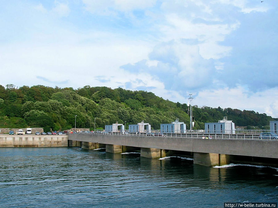 ПЭС «Ля Ранс», имеет протяжённую плотину, её длина составляет 800 м. Плотина также служит мостом, по которому проходит высокоскоростная трасса, соединяющая города Сен- Мало и Динар. Динар, Франция