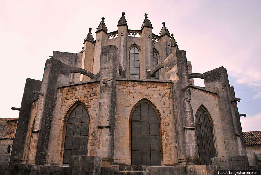 Сзади готика видна даже не специалистам в архитектурных стилях. Сзади готика видна даже не специалистам в архитектурных стилях.