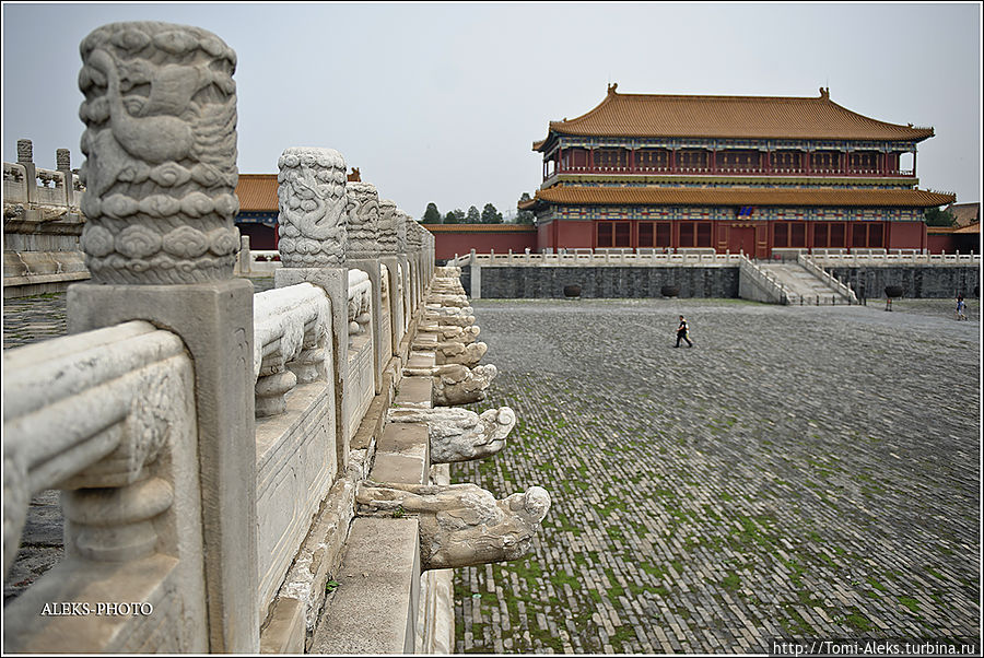 У китайцев свои понятия о гармонии и эстетике. Марко Поло было чему удивляться в свое время. Он ведь тоже проходил сквозь эту площадь...
* Пекин, Китай