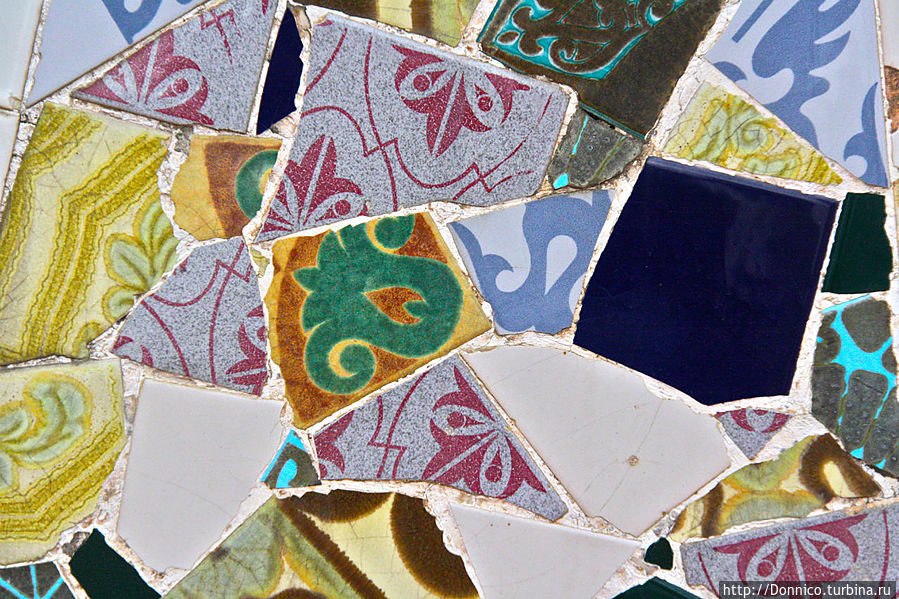 мозаика сломанных плиток, которая похожа на разбросанные карты из нескольких старых колод