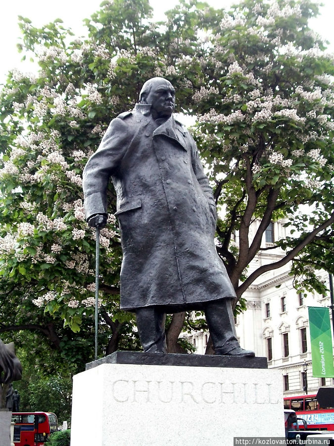 Памятник самому известному премьеру Британии, установленный на Парламентской площади в 1973 г. Лондон, Великобритания