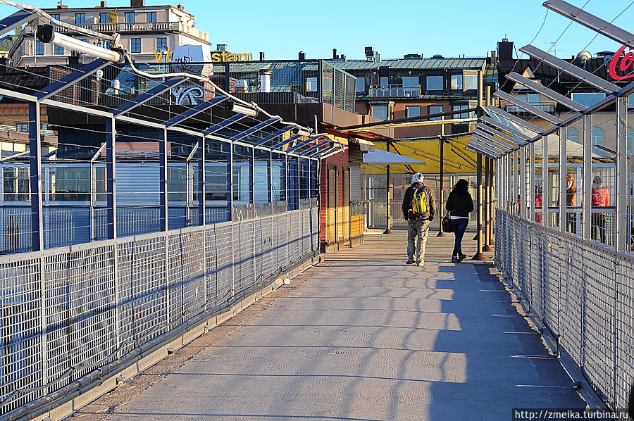 Сам мост, он же смотровая площадка, выглядит довольно просто. Разбита на две части уличными столиками ресторана. Стокгольм, Швеция