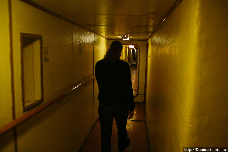 те самые мрачные коридоры, где и сейчас живут люди, занятые обслуживанием судна Мурманск, Россия