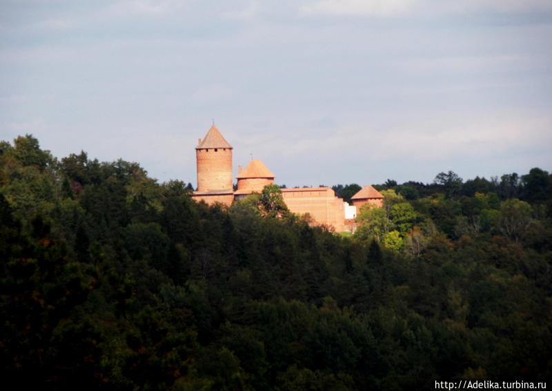 Замок красив, его парк живописен, а для многих жителей Латвии -это самое романтичное место, с загадочной историей любви, которую туристам обязательно расскажут. Легенда о Турайдской Розе начинается от Замка до пещеры Гутманя и является самой известной и печальной легендой Латвии. Сигулда, Латвия