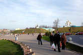 На площади у входа в Дмитровский Кремль