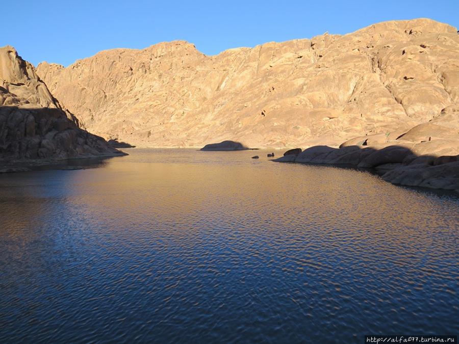 Горное озеро утром,горы отдают золотом. Горное озеро утром,горы отдают золотом.