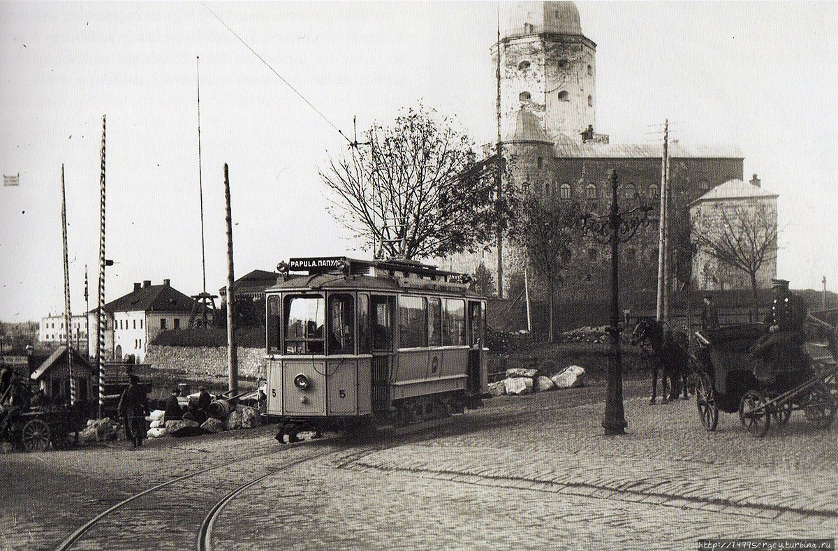 Один из первых трамваев на фоне Выборгского замка. (фото из интернета) Выборг, Россия