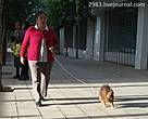 Пенсионерка гуляет с собачонкой.