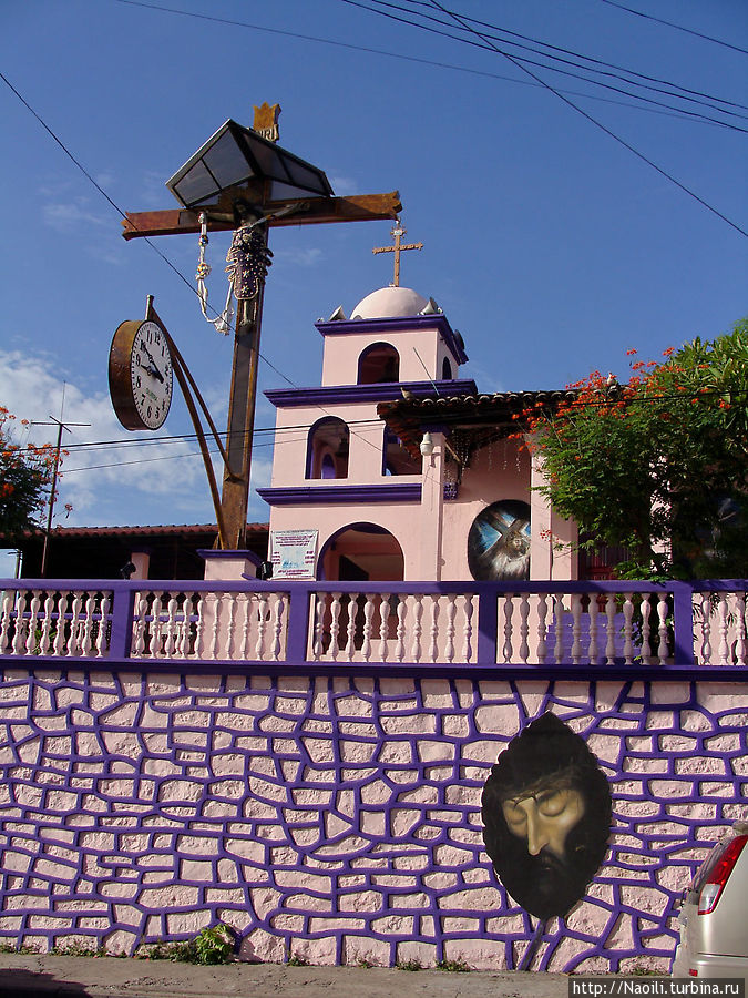 Церковь в жилом квартале Тустла-Гутьеррес, Мексика