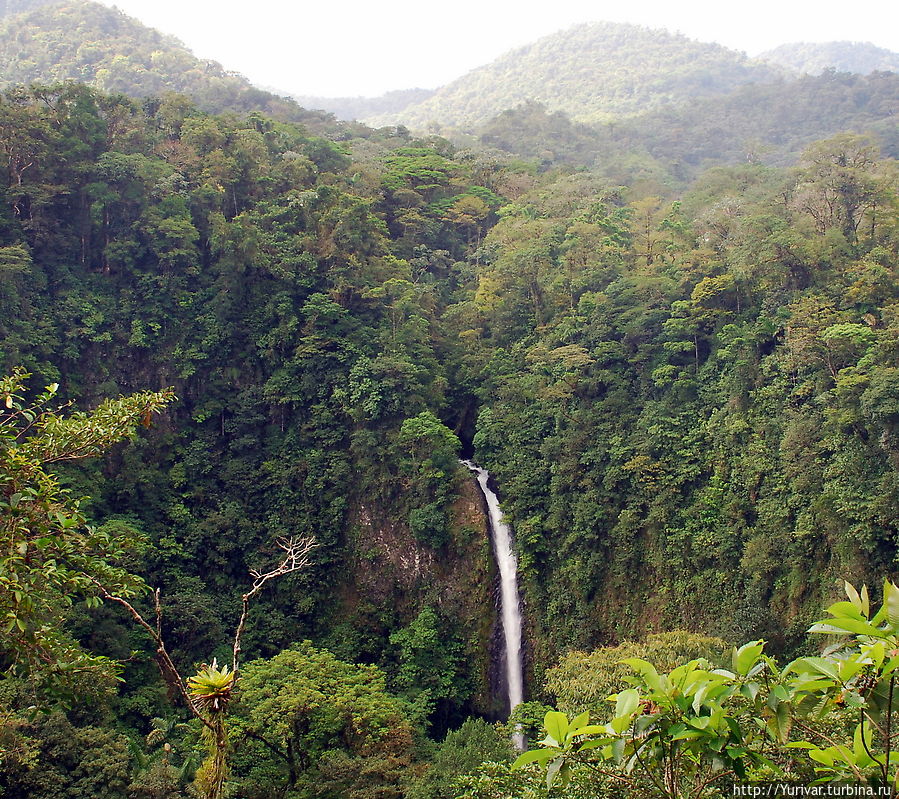 Водопад La Victoria. Вид с верхней точки обзора Аренал, Коста-Рика