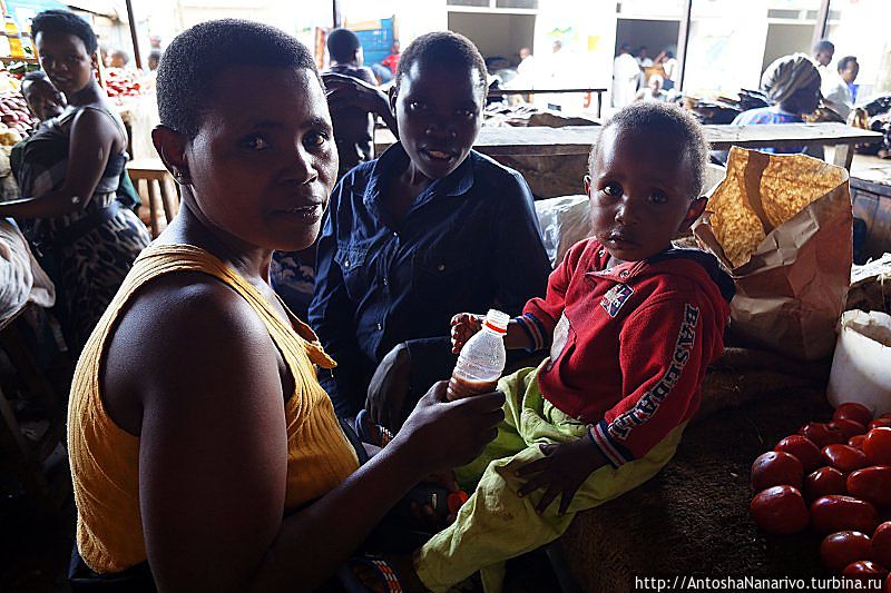 Музунгу отвлек малыша от кормления. Кигали, Руанда