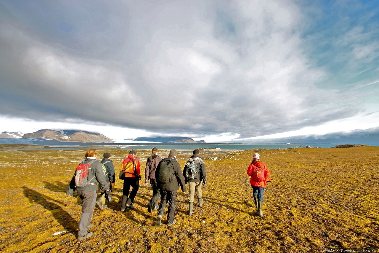 Дикий Шпицберген — Люди на сопках Нордре Исфьорден Национальный Парк, Свальбард