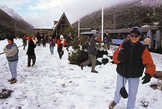 Народ играет в снежки на станции Arthur’s Pass. Отсканировано из книжки