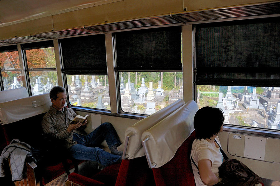 Местный поезд подъезжает к Татеяме Тояма, Япония