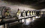 Установленные вдоль стен статуи Будды и древних богов, выполненные из дерева и гранита, создают атмосферу спокойствия и умиротворения.