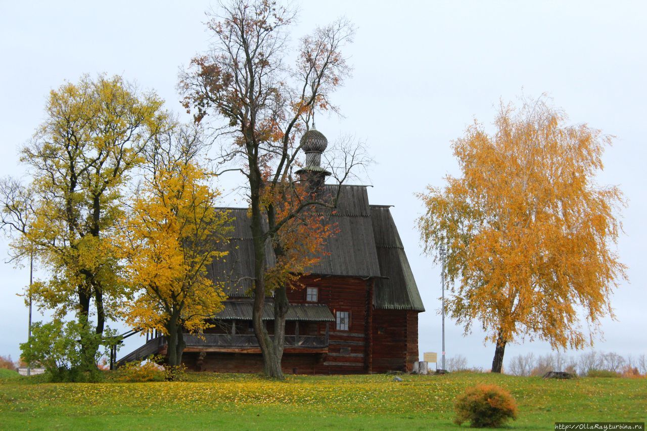 Никольская церковь, перевезённая сюда из деревни Глотово, одновременно входит в состав кремлёвского ансамбля и является частью музея деревянного зодчества. Суздаль, Россия