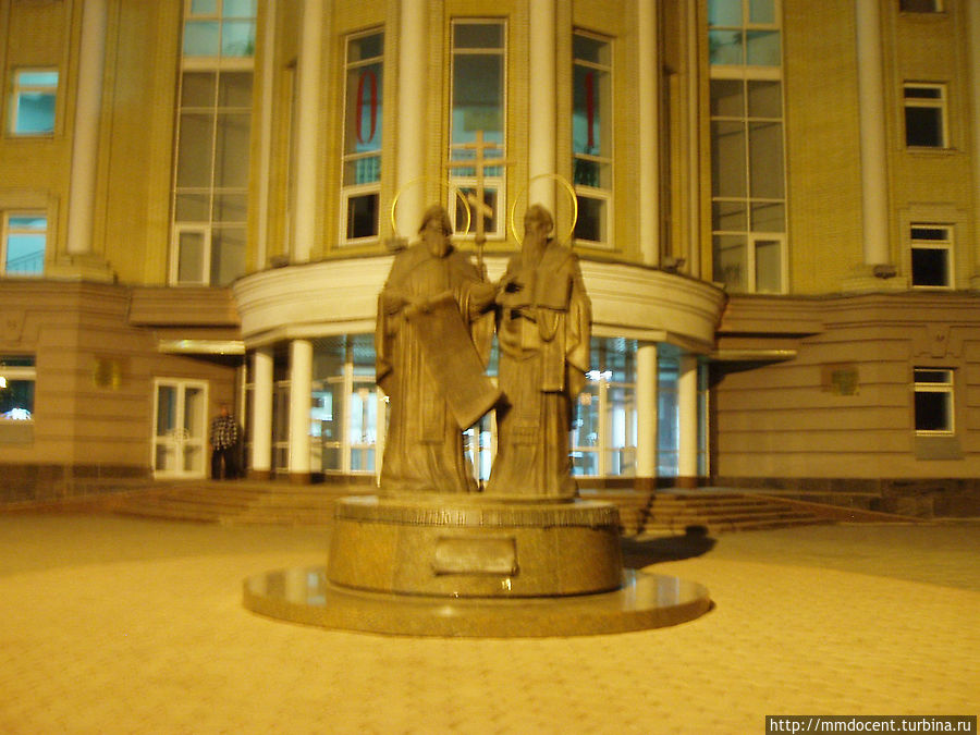Памятник Кириллу и Мефодию возле университета Саратов, Россия