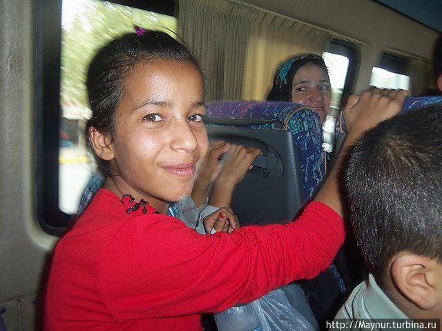 Люблю снимать детские лица, в них никакой наигранности, позы- чистое любопытство. Это мы уезжаем в автобусе из Газиантепа. Газиантеп, Турция