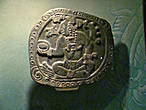 барельеф Кан Б’алан, царя майя, который получил трон в 48 лет после долгого ожидания, в 648 году,  и свои оставшиеся  18 лет правления посвятил созданию архитектурных шедевров