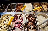 Ну и конечно же сицилийское мороженое. Не то, которое можно купить в любом итальянском магазине, а особенное, gelato artigianale, с удивительно богатым и насыщенным вкусом. Приехать вечером на набережную, зайти в любую джелатерию (кафе-мороженое), взять, например, фисташкового (и будьте уверены, вы почувствуете вкус настоящих фисташек!), сесть за столик и просто наслаждаться. Морем, вкусом, воздухом. Сицилией. В моем сознании Сицилия от сицилийского мороженого уже практически неотделима :))))
