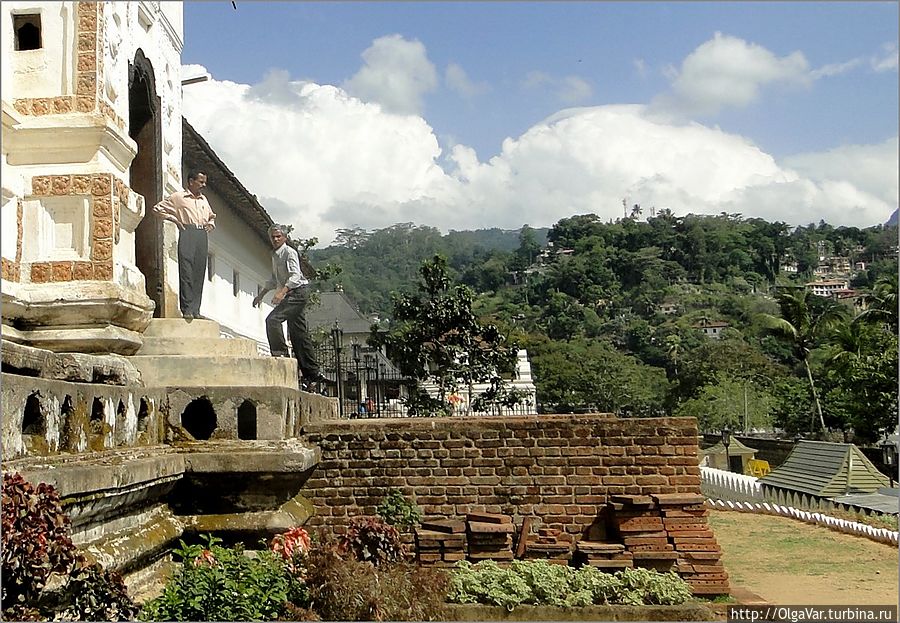 *Вход в королевский дворец *Вход в королевский дворец