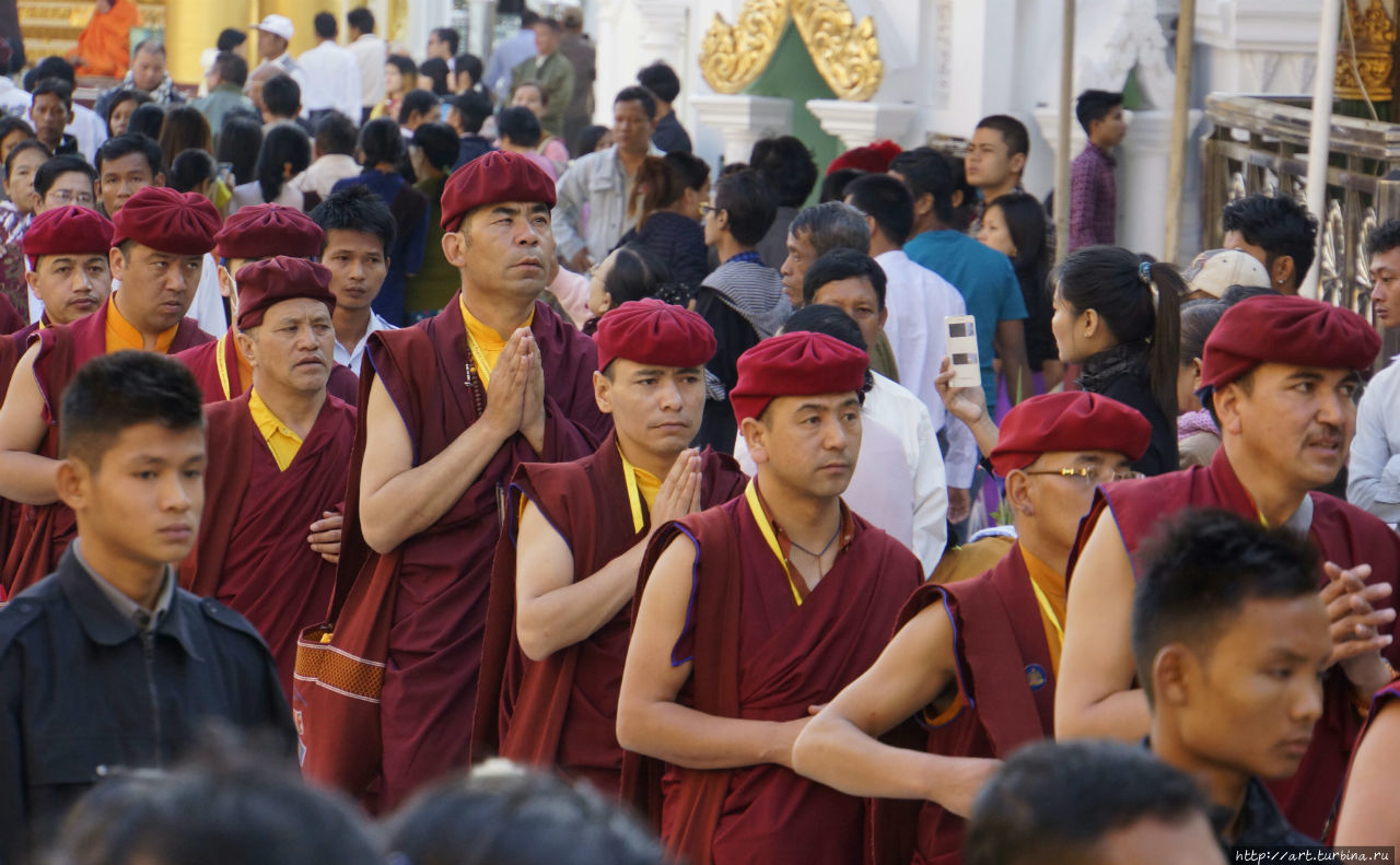 Замыкал процессию монашеский спецназ . Янгон, Мьянма