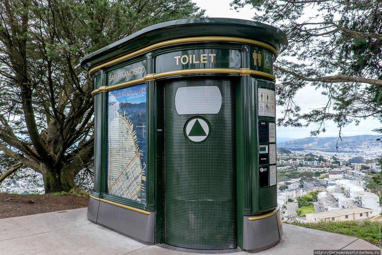 62. На вершине горы Твин Пикс (помните тот жуткий фильм?) имеются фирменные Сан-Францисковые самомоющиеся туалеты. Это когда ты выходишь, дверь за тобой закрывается и там все внутри как-то моется. Следующий в очереди нажимает кнопку, дверь открывается и так по кругу. Не знаю, как в Европе, но в США люди, похоже, не подозревают, что к туалету может быть какая-то инструкция. Все разы, что я ходил в такой туалет мне приходилось отговаривать следующего за мной от идеи входить сразу за мной, чтобы не быть помытым вместе с туалетом. Уверен, что таких счастливчиков среди гостей города оказалось большинство. Сан-Франциско, CША