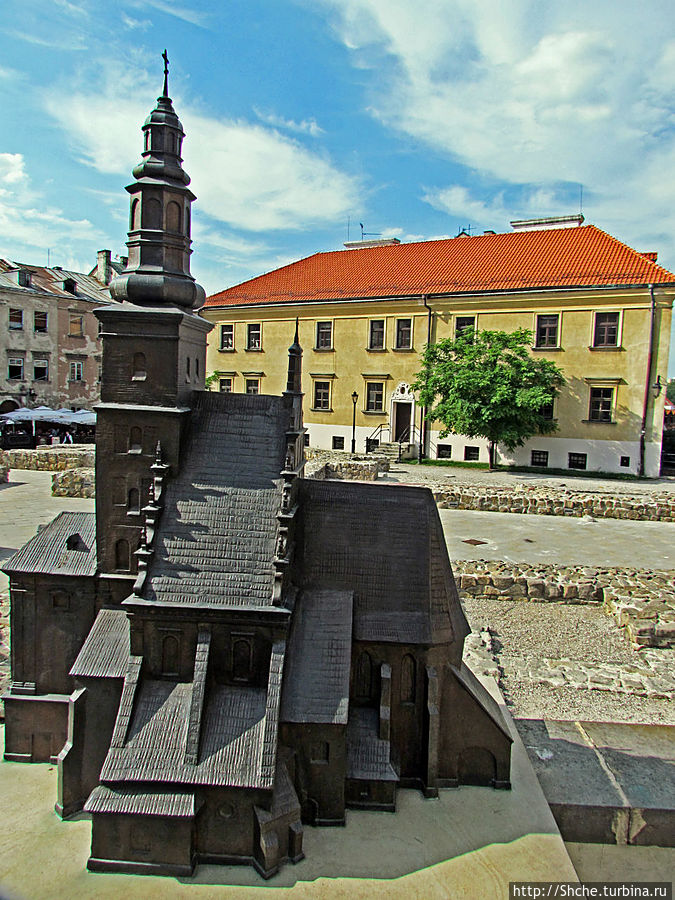 Здесь стоял величесвенный, но сейчас полностью разрушенный собор, о нем говорит только бронзовый макет Люблин, Польша