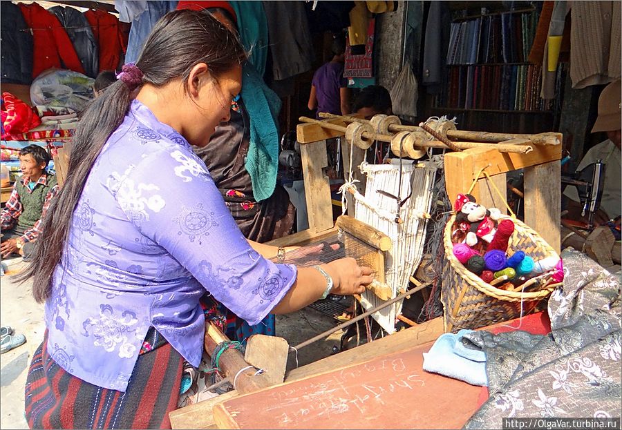 Характерная для женщин-тамангов одежда — полосатые накидки на юбку сзади, которые они сами же и ткут Сябру Беси, Непал