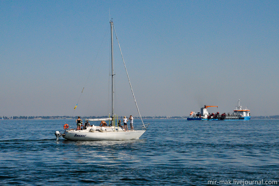 На море штиль, поэтому парусные яхты идут на моторе. На море штиль, поэтому парусные яхты идут на моторе.