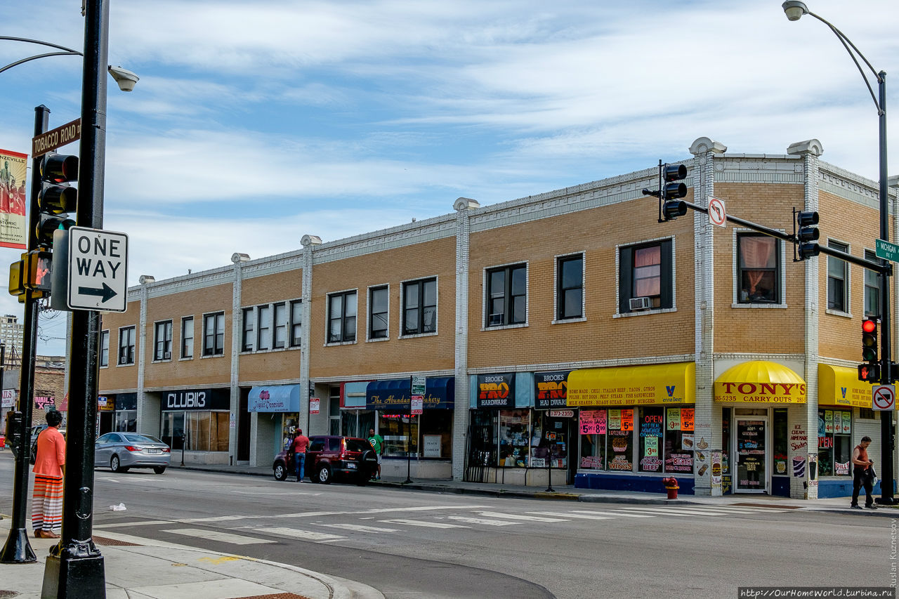 51. Это самое приличное здание в плохом районе. И магазины, и бары, и забегаловки — все дешевое, мелкое, грязное. Ходить, в смысле, выйти в пятницу вечером, в этих районах некуда. Чикаго, CША 51. Это самое приличное здание в плохом районе. И магазины, и бары, и забегаловки — все дешевое, мелкое, грязное. Ходить, в смысле, выйти в пятницу вечером, в этих районах некуда. Чикаго, CША