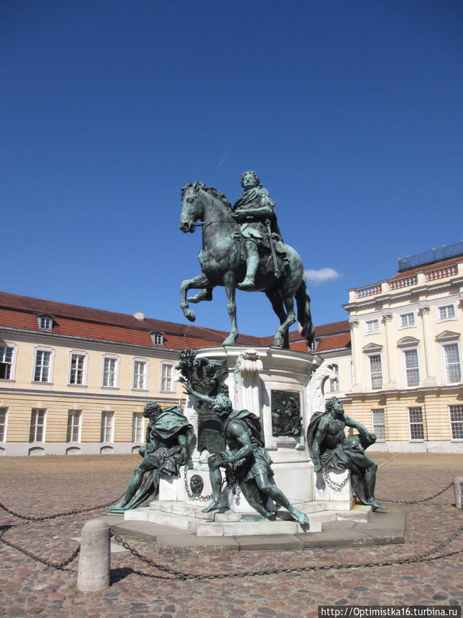 Памятник прусскому королю Фридриху Великому в парадном дворе Берлин, Германия