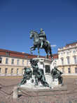 Памятник прусскому королю Фридриху Великому в парадном дворе