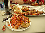 В очаровательном приморском городке Льянес гости могут отдохнуть на пляже или отведать блюда из морепродуктов на обед.