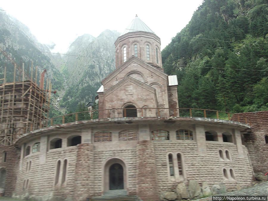 Монастырский комплекс в Дарьяльском ущелье Степанцминда, Грузия