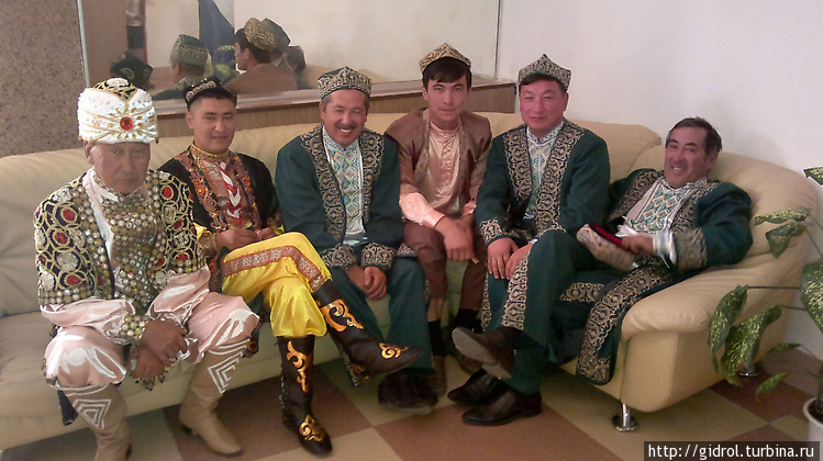 Мужчины-уйгуры в национал