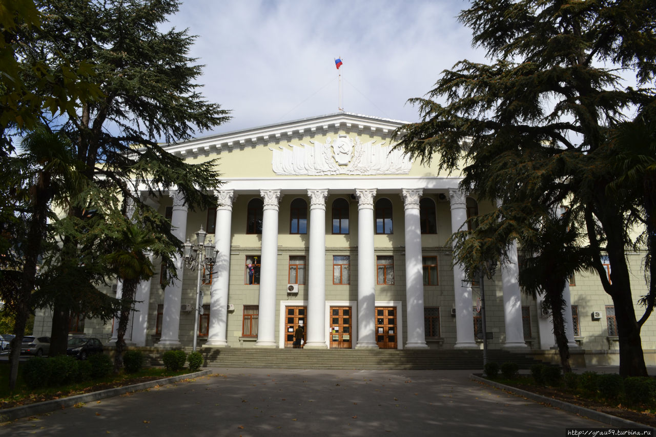 Здание Ялтинского горсовета / The building of Yalta city Council