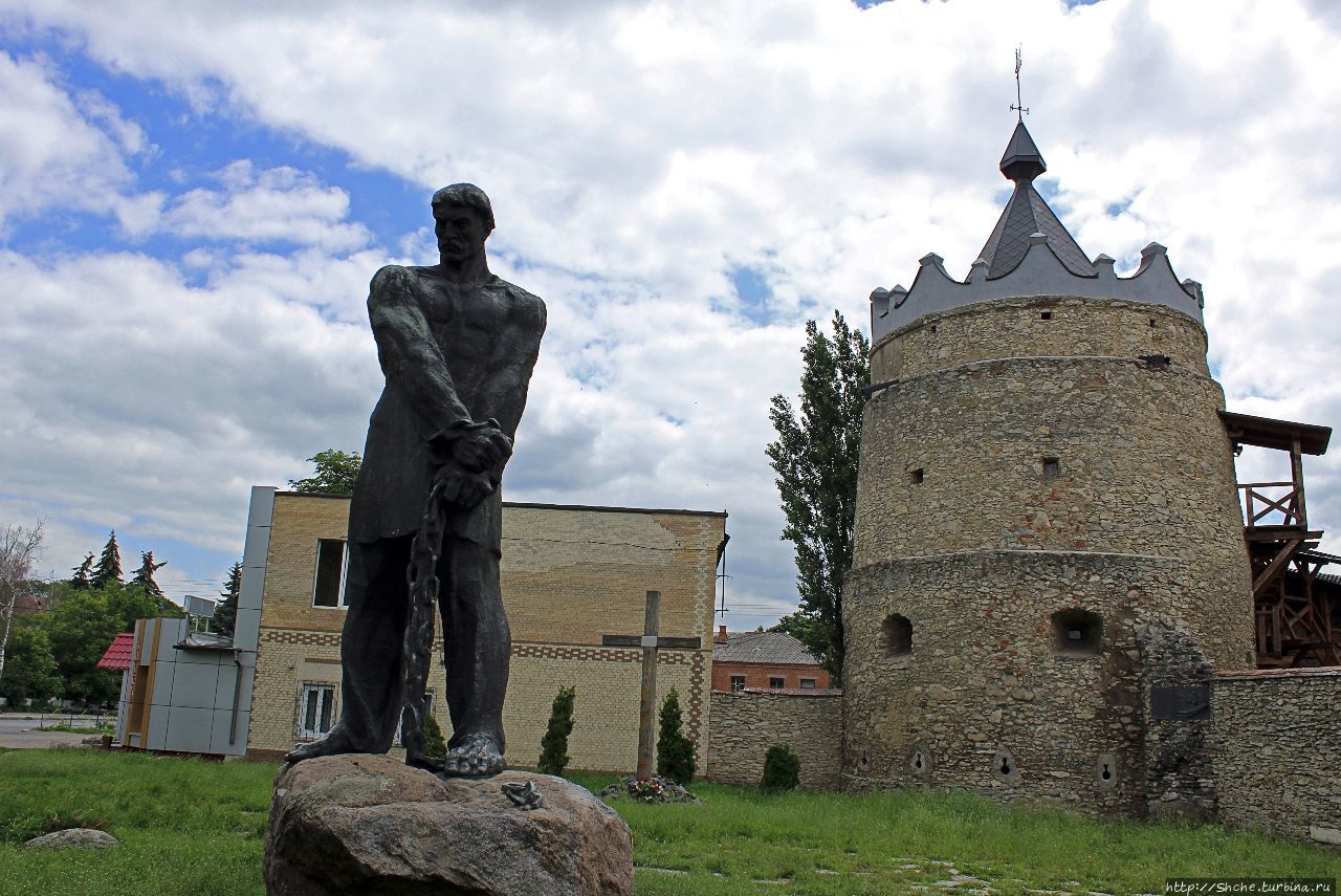 Памятник Устиму Кармалюку.  А. М. Горький назвал его «украинским Робин Гудом». Летичев, Украина