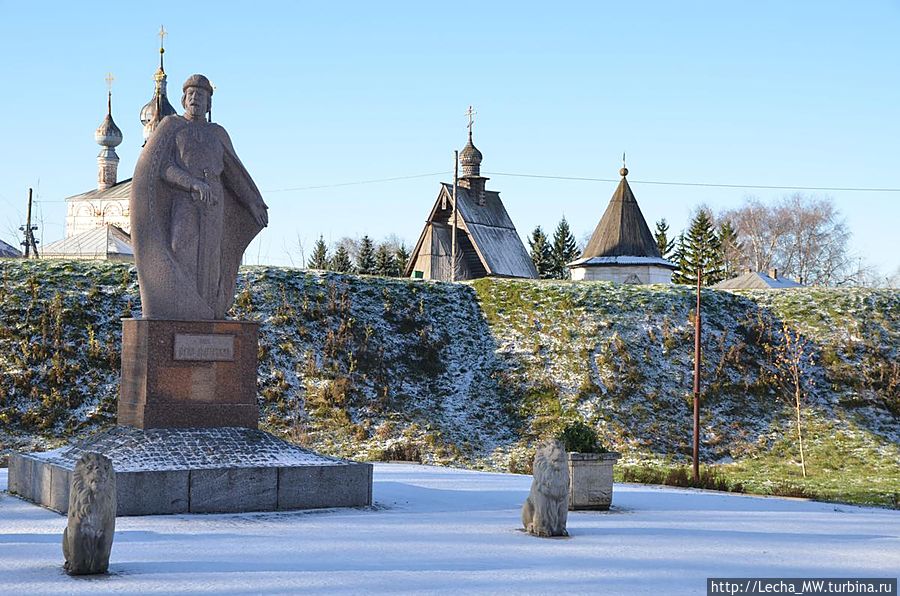 Памятник основателю и древние валы Юрьев-Польский, Россия