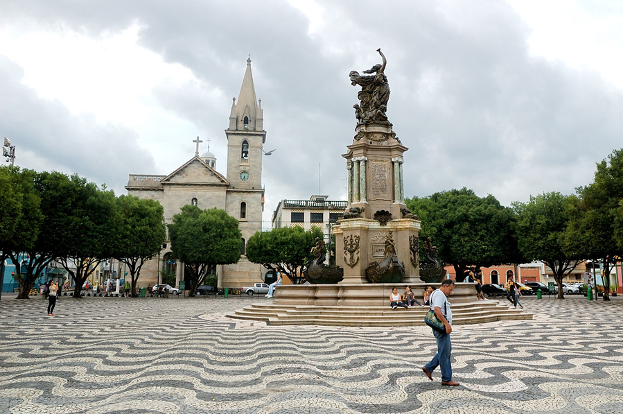Памятник на площади Святого Себастьяна / Praça Sao Sebastiao
