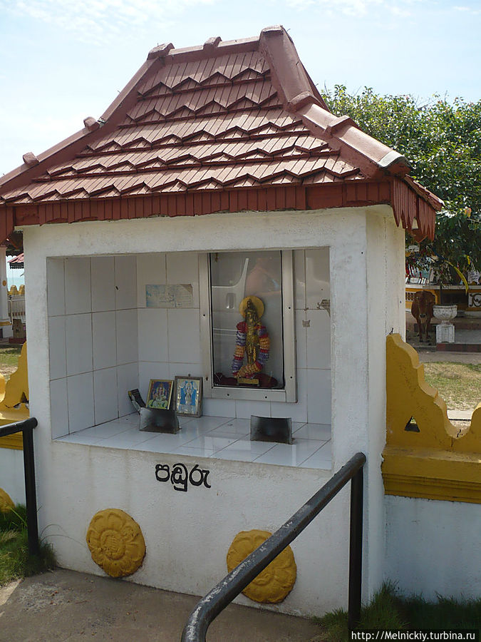 Храм в океане Хиккадува, Шри-Ланка