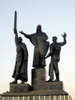 Памятник Героям фронта и тыла установлен в центре эспланады к 40-летию Великой Победы.
