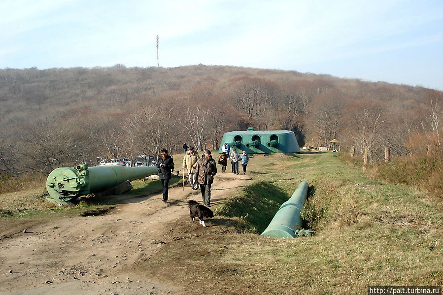 Такой больше нет, даже если вспомнить Севастопольскую. Вес башни — 1200 тонн. Броневая защита -300 мм. Вес ствола — 51 тонна, длина — почти 16 метров. Обуховский сталелитейный завод, 1914 год. Башни могут выдержать ракетный удар Такой больше нет, даже если вспомнить Севастопольскую. Вес башни — 1200 тонн. Броневая защита -300 мм. Вес ствола — 51 тонна, длина — почти 16 метров. Обуховский сталелитейный завод, 1914 год. Башни могут выдержать ракетный удар