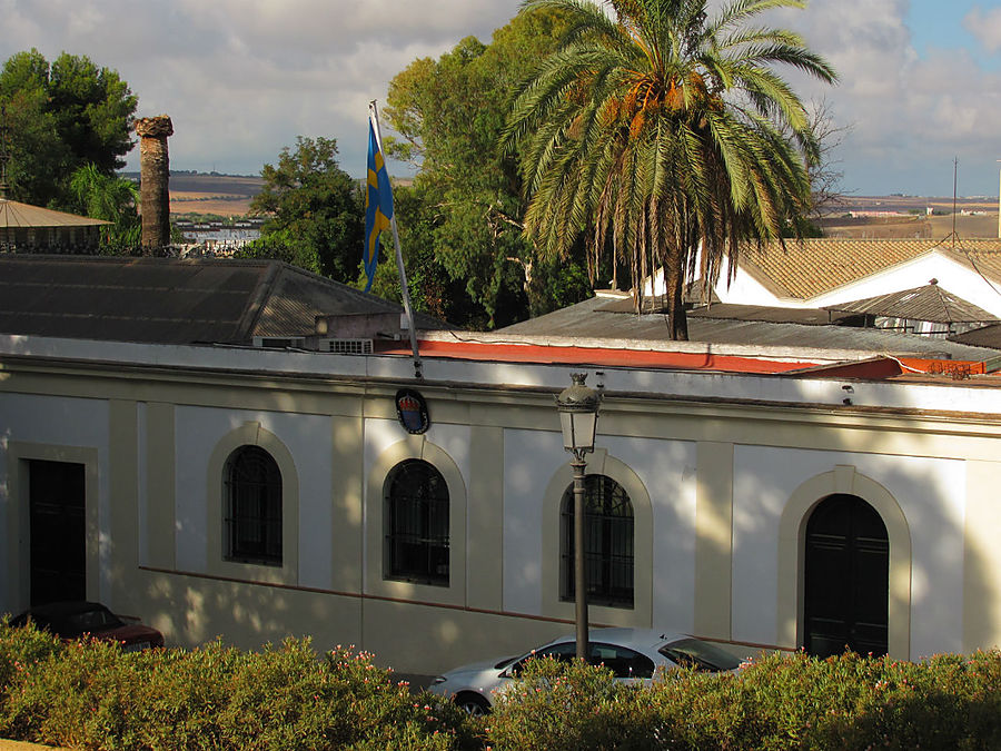 А если повернуться на 180 градусов, то видишь шведское консульство!
Швеция! Куда ж без тебя! А если повернуться на 180 градусов, то видишь шведское консульство!
Швеция! Куда ж без тебя!