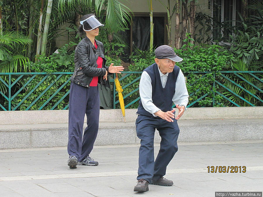 Дед и внучка только я не пойму почему она в каске Гонконг
