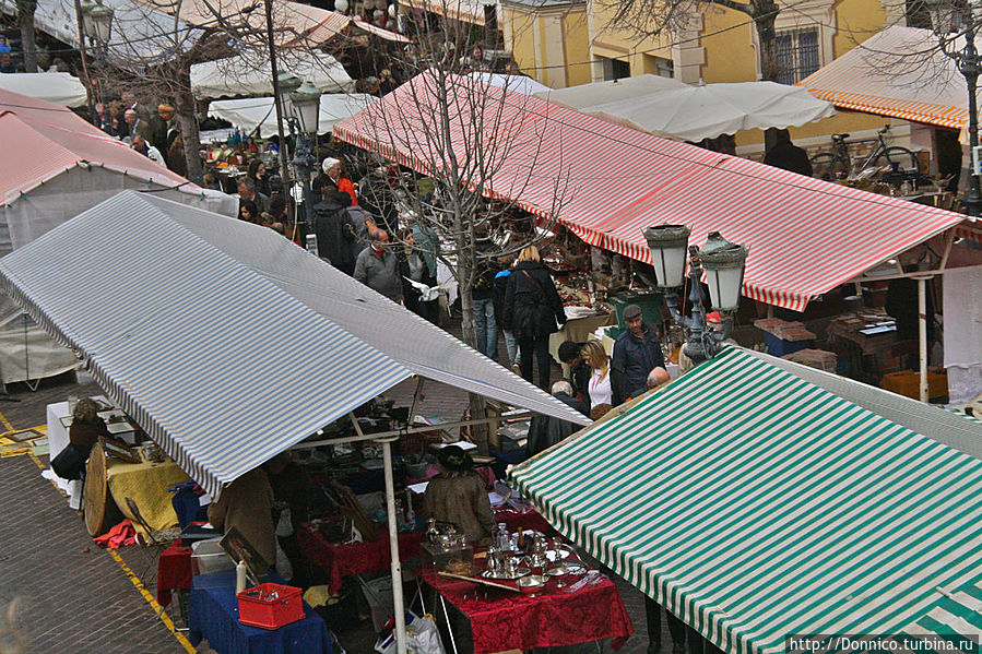 рынок отделен высокой баллюстрадой от прочих улиц и в одном месте, прямо по центру на нее можно забраться чтобы запечатлеть вид на рынок сверху Ницца, Франция